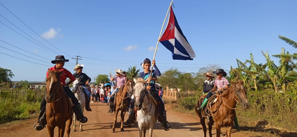Desfile en Lutgardita, Quemado de Güines, en saludo al Primero de Mayo
