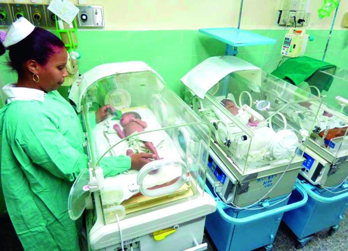  En total, más de 16 600 trabajadores de la salud resultarán benficiados, entre los médicos y el personal de enfermería. Foto: Ronald Suárez Rivas 