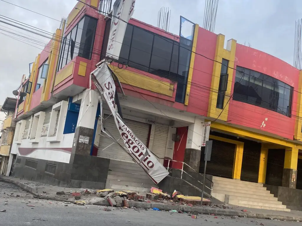 Sismos en Ecuador provocan daños en infraestructuras