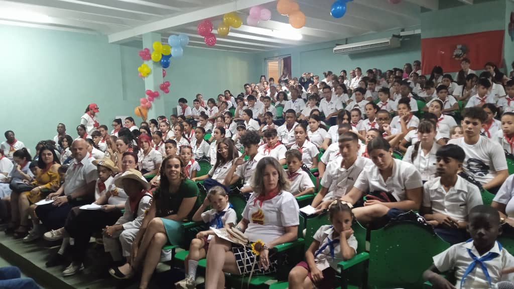 Pioneros villaclareños en asamblea provincial 64 aniversario de la OPJM