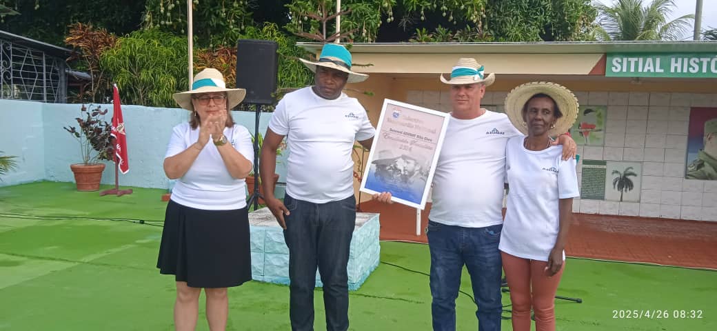 Alzan bandera de Vanguardia Nacional colectivos agroazucareros villaclareños
