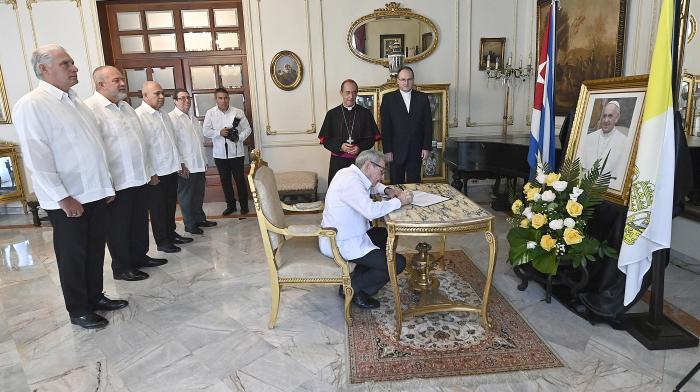 Firman el General de Ejército Raúl Castro Ruz y el Presidente Miguel Díaz-Canel Bermúdez libro de condolencias con motivo del fallecimiento del papa Francisco