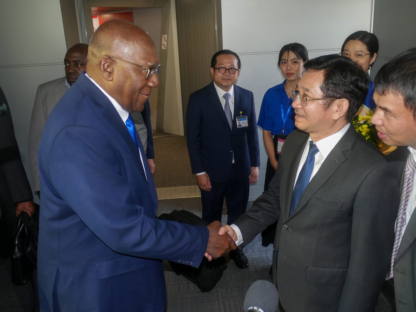 Inicia vicepresidente cubano visita a Vietnam