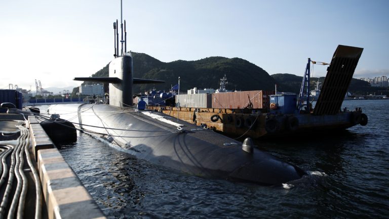 Trump confirma el despliegue de submarinos nucleares “cerca de Rusia”