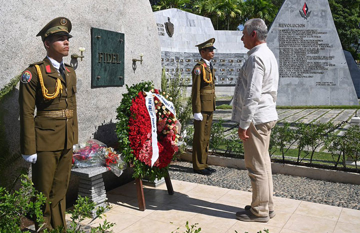 Homenaje de Díaz-Canel a Fidel en Santa Ifigenia  