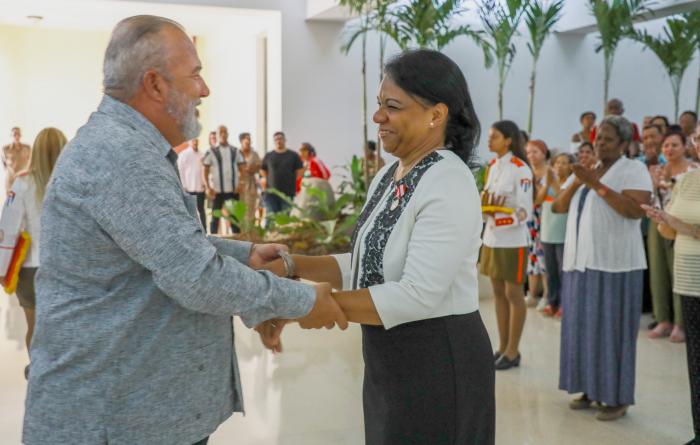 Homenaje a las Vilmas y Celias del Palacio de la Revolución