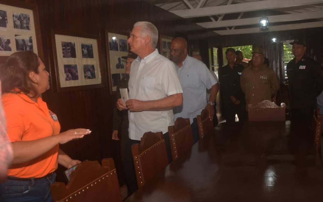 Díaz Canel en Villa Clara: Presidente cubano aprecia exposición fotográfica dedicada a Fidel 