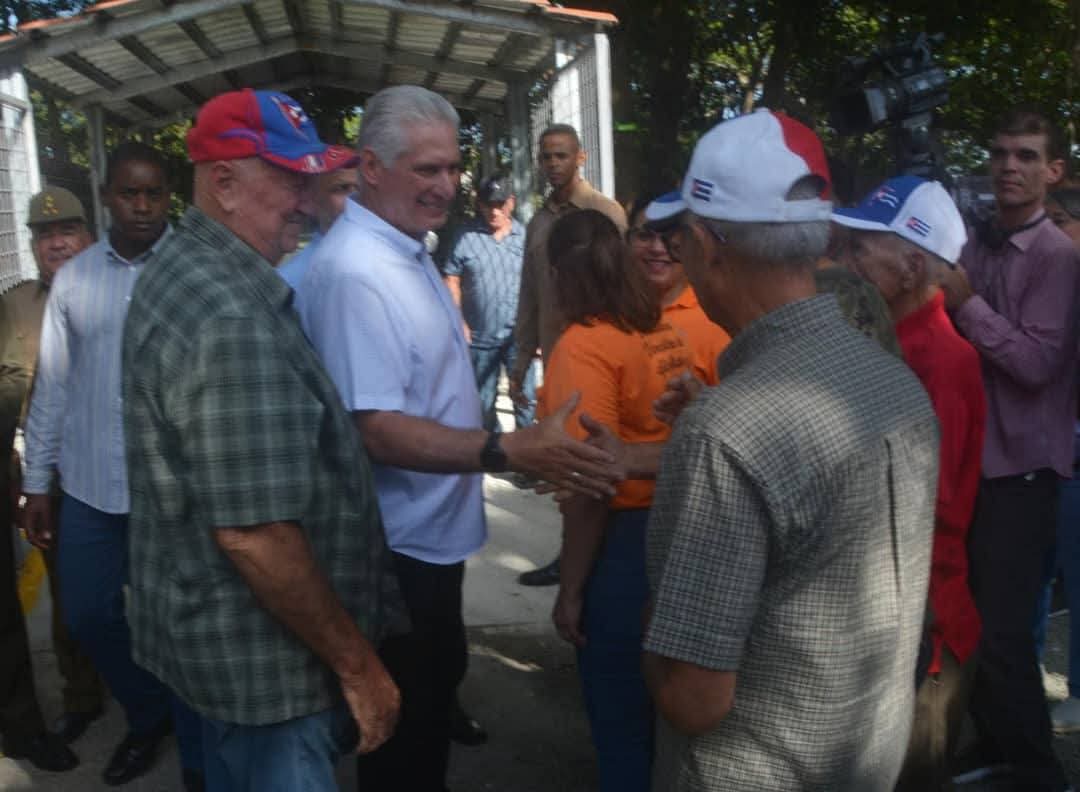 Díaz Canel en Villa Clara: Presidente cubano aprecia exposición fotográfica dedicada a Fidel