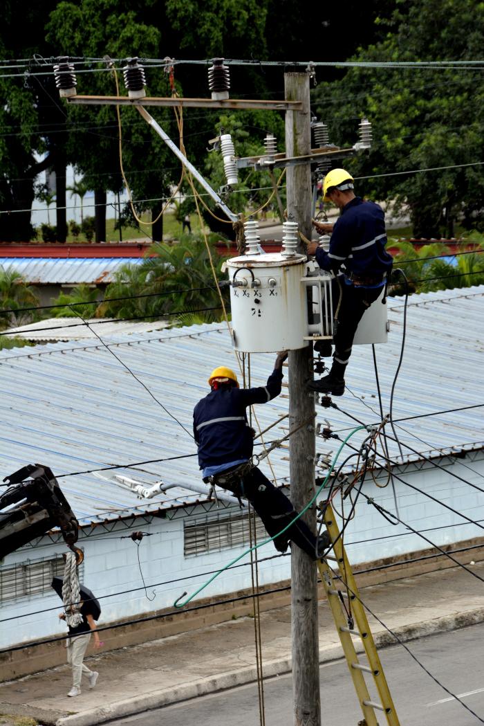 Fábrica de fusibles de Villa Clara asume la reparación de transformadores eléctricos
