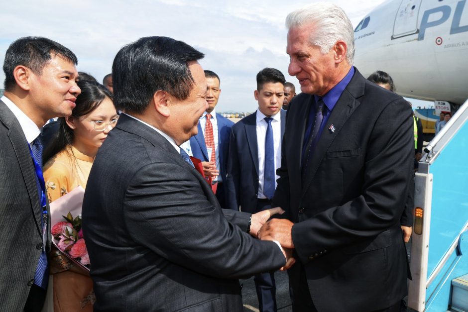 Arriba Díaz-Canel a aeropuerto internacional Noi Bai en Vietnam 