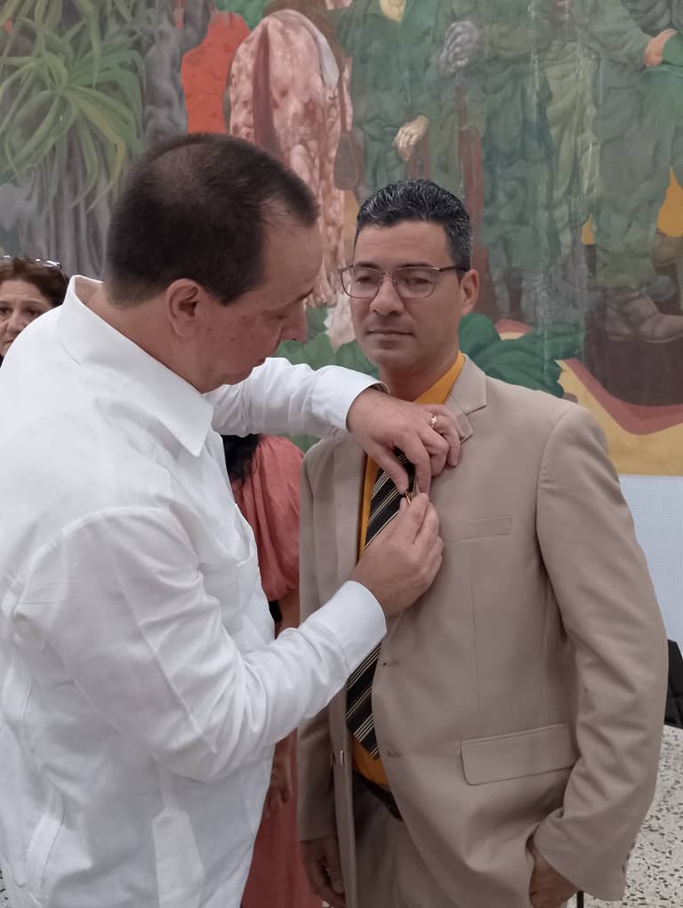 Condecoran a profesionales villaclareños de la salud en vísperas del Día de la Medicina Latinoamericana