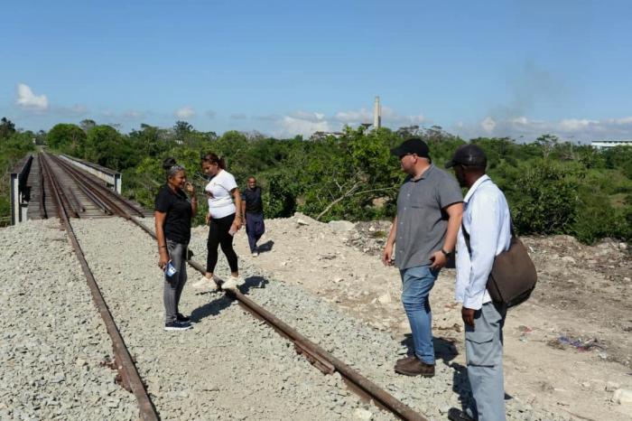 Trabajan en el restablecimiento de la infraestructura ferroviaria en el oriente cubano