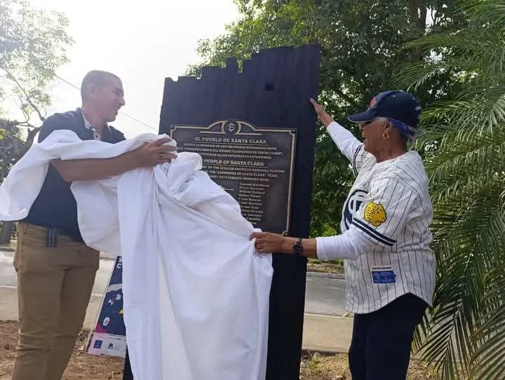 Develan tarja homenaje a peloteros afroamericanos que jugaron en el equipo "Los Leopardos", de Santa Clara