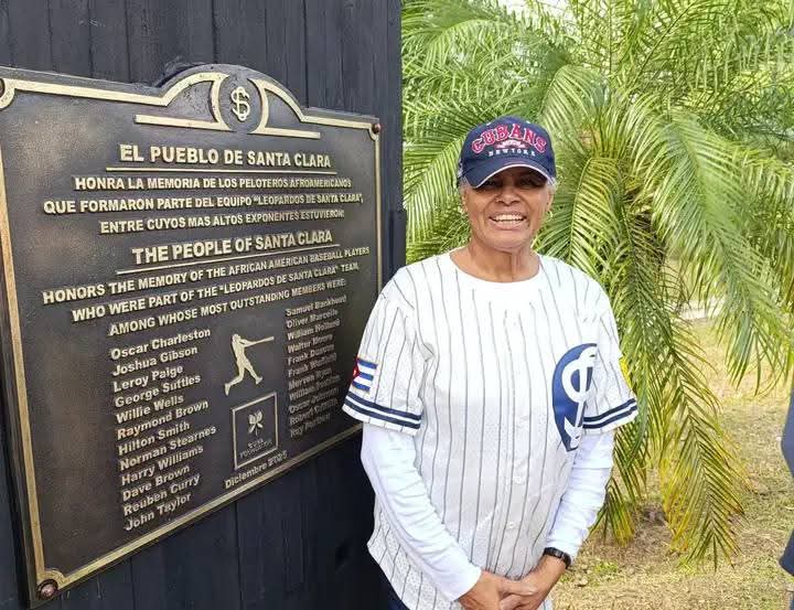 Develan tarja homenaje a peloteros afroamericanos que jugaron en el equipo "Los Leopardos", de Santa Clara