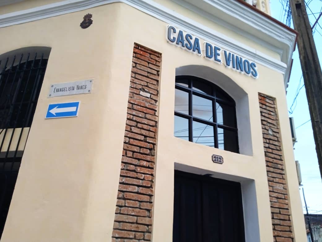 Casa de vinos Bajo la Ceiba, primera enoteca de Santa Clara