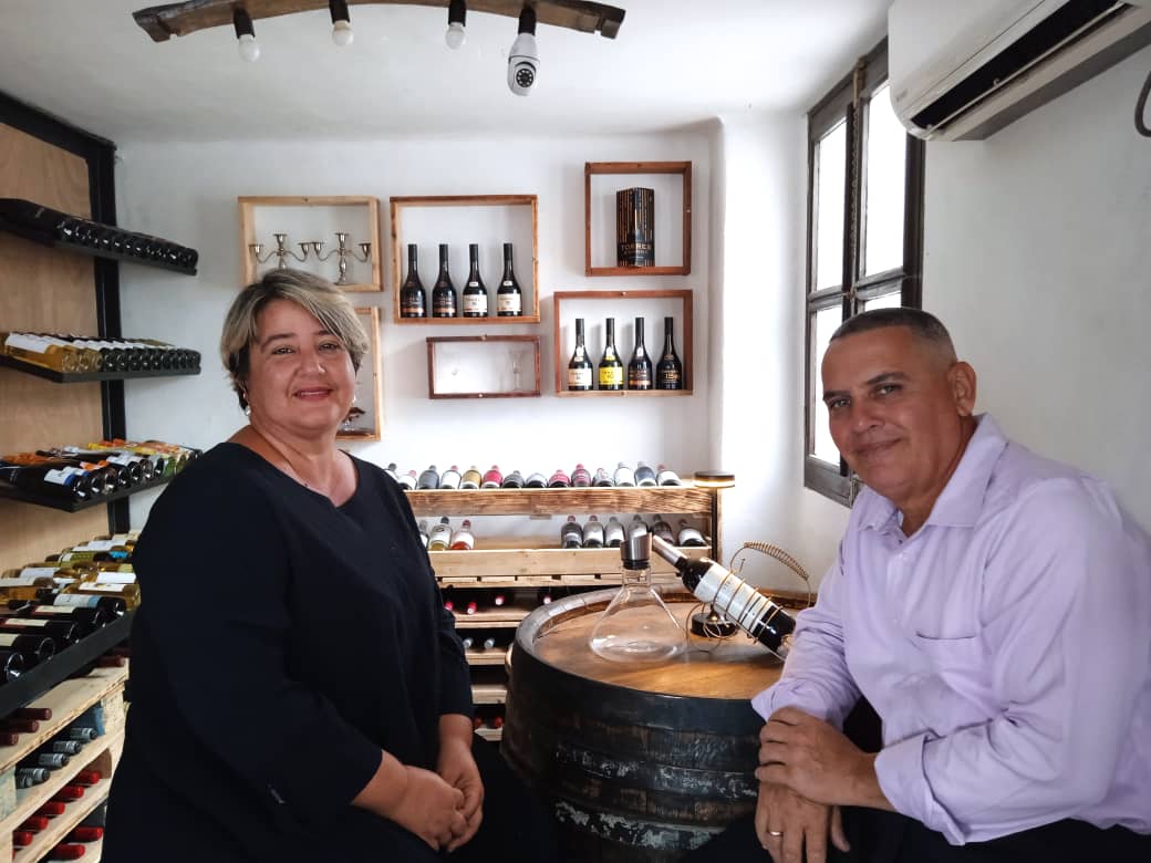 Casa de vinos Bajo la Ceiba, primera enoteca de Santa Clara