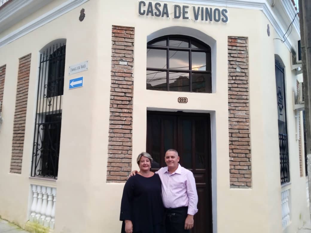 Casa de vinos Bajo la Ceiba, primera enoteca de Santa Clara