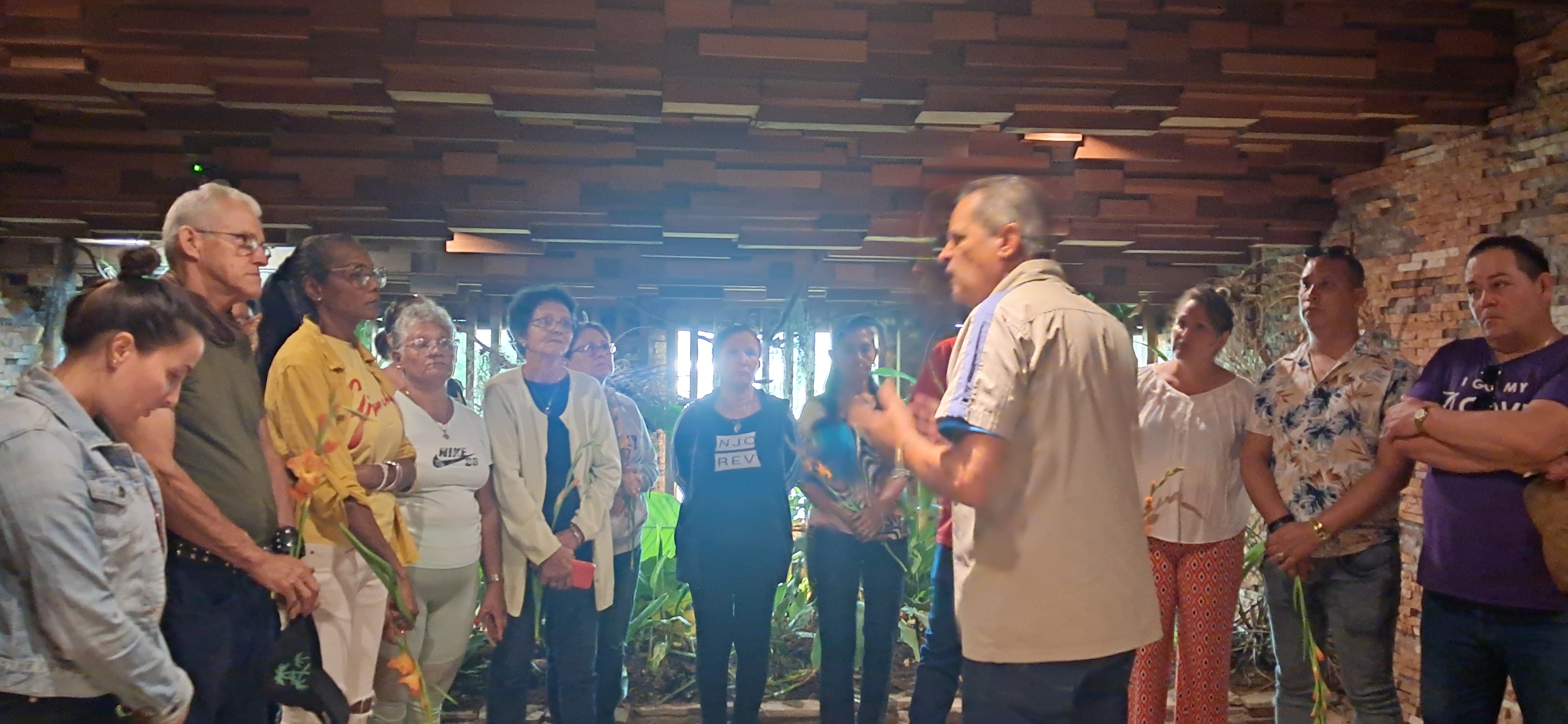 Rinden tributo al Che trabajadores villaclareños del Instituto Cubano de Amistad con los Pueblos