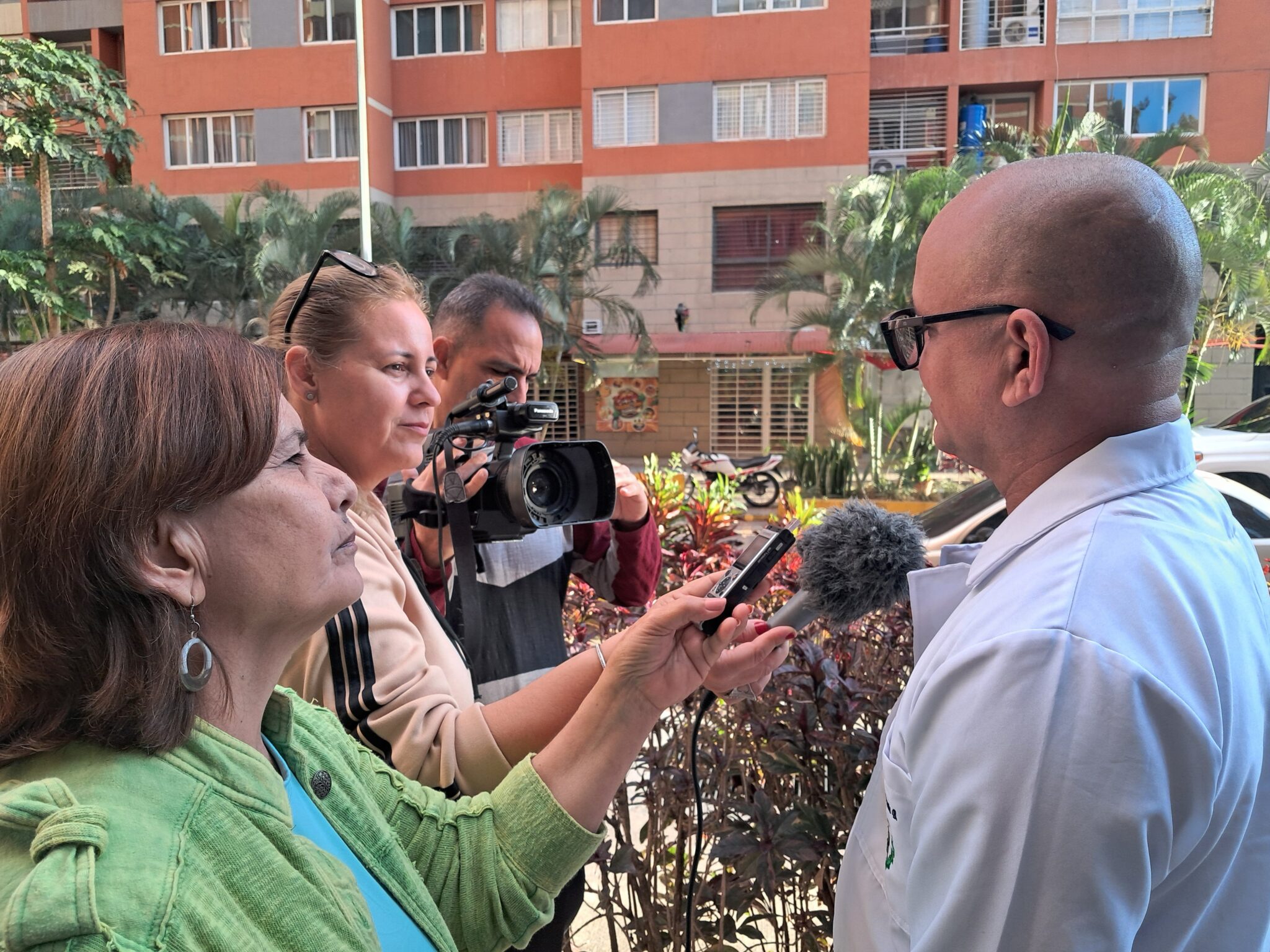 Colaboradores cubanos en Venezuela resaltan impacto de retirar a Cuba de lista terrorista