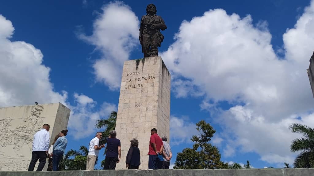 rusiache De visita en Santa Clara vicepresidente del Comité Central del Partido Comunista Ruso