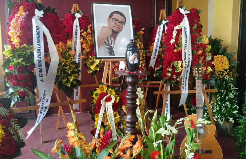 Ofrendas florales de Raúl y Díaz-Canel al trovador Eduardo Sosa 