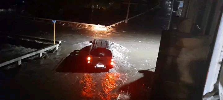 Reportan inundaciones por fuertes lluvias en Santa Clara