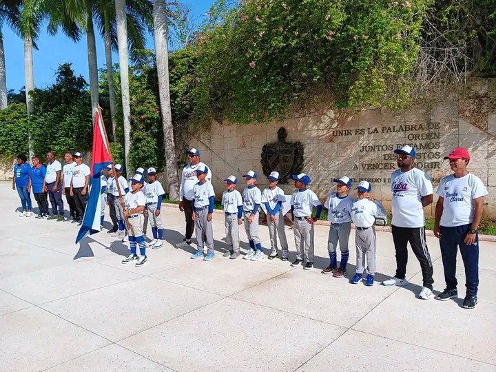 Abanderan equipo de Santa Clara para la Serie Latinoamericana de las Pequeñas Ligas