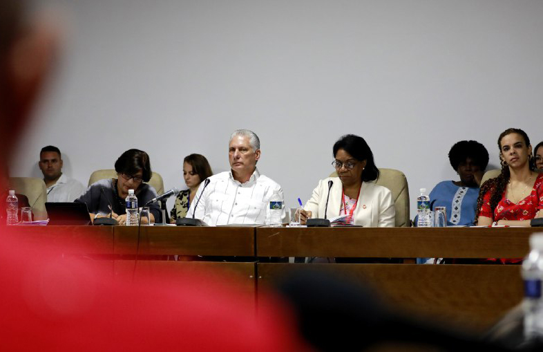 Presidente cubano asiste a debate sobre adelanto de la mujer
