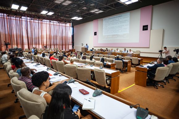 Asamblea Nacional debate sobre las industrias culturales y creativas en Cuba