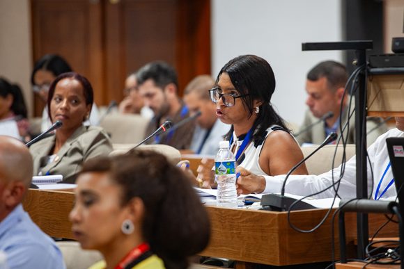 Asamblea Nacional debate sobre las industrias culturales y creativas en Cuba