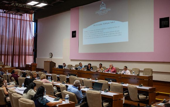 Asamblea Nacional debate sobre las industrias culturales y creativas en Cuba