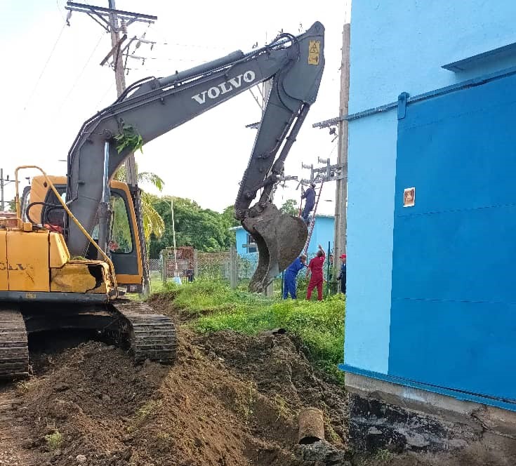 En imágenes, parte de los trabajos que se desarrollan ahora mismo en el sistema de abasto de agua Minerva-Ochoíta de Santa Clara, paralizado desde ayer en la tarde para solucionar la rotura de gran magnitud ocasionada por constantes disparos eléctricos en el manifold, ubicado a la salida de la estación de bombeo.