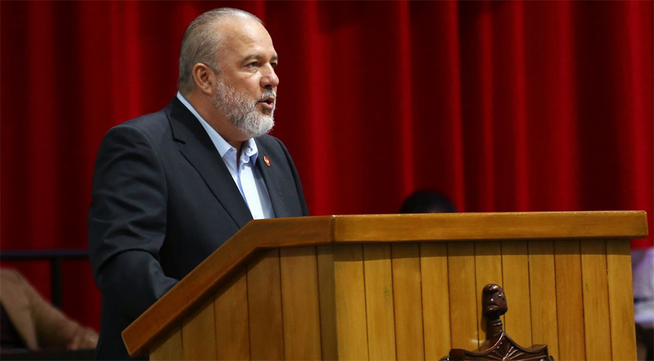 El primer ministro, Manuel Marrero Cruz, analizó objetivos y resultados del programa de gobierno para corregir distorsiones y reimpulsar la economía en el primer semestre, abordando factores externos e internos que inciden en el comportamiento económico. Foto: Marcelino Vázquez Hernández/ Cubadebate.