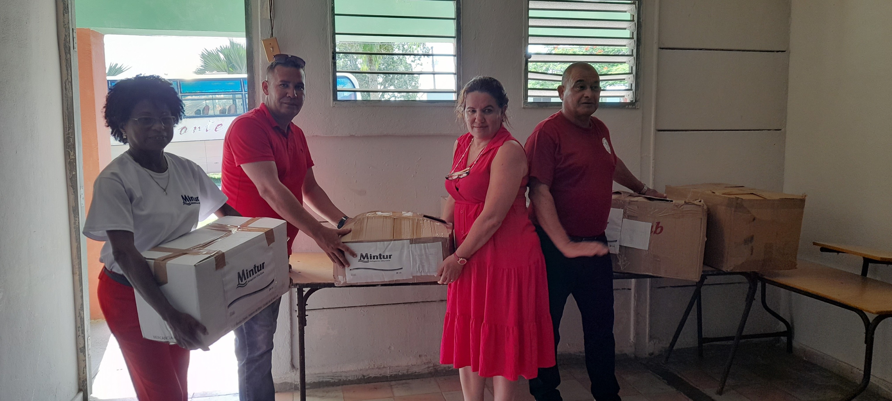 Trabajadores del Turismo entregan donación a Centro de Protección Social en Villa Clara