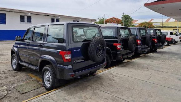 Entregan primer lote de todoterrenos UAZ ensamblados en Cuba