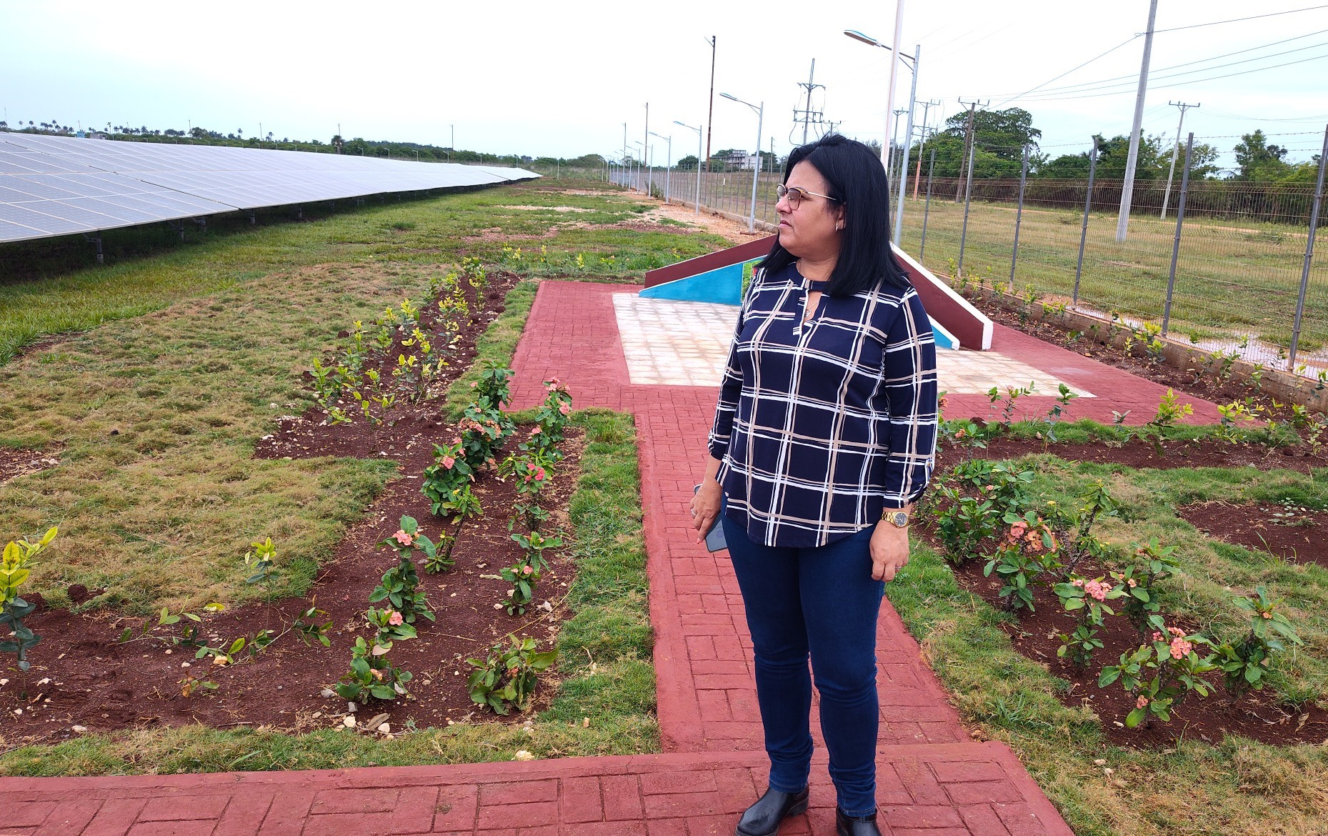 En su continuo recorrido por la provincia para evaluar infraestructuras claves, la gobernadora de Villa Clara Milaxy Yanet Sánchez Armas visitó el parque solar fotovoltaico ubicado en Rojas, Remedios, el cual genera más de 21 MW/h.