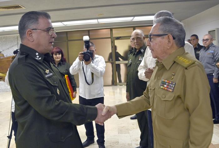 Presiden Raúl y Díaz-Canel acto de ascenso en el Minint