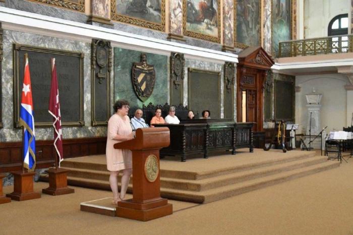 En manos de Hilda Saladrigas, el Premio Nacional de Comunicación Social