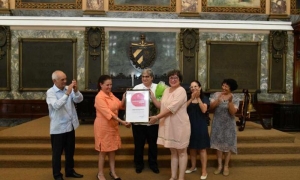 En manos de Hilda Saladrigas, el Premio Nacional de Comunicación Social