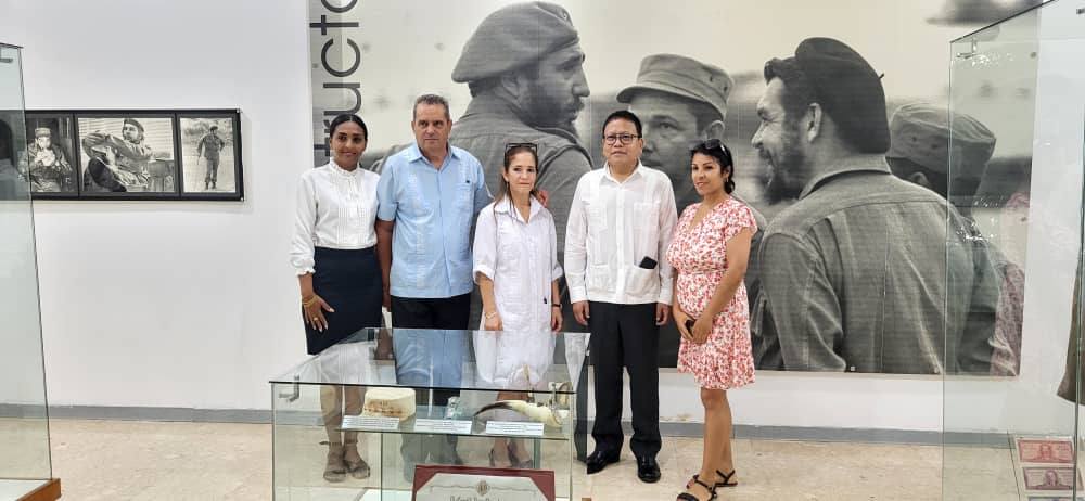 Embajador de la India en Cuba rinde tributo al Che Guevara en Villa Clara