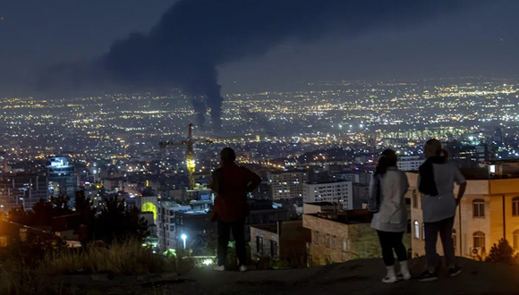 Ciudadanos iraníes obserban los bombardeos israelíes contra Teherán, capital de Irán. Foto: Agencia.