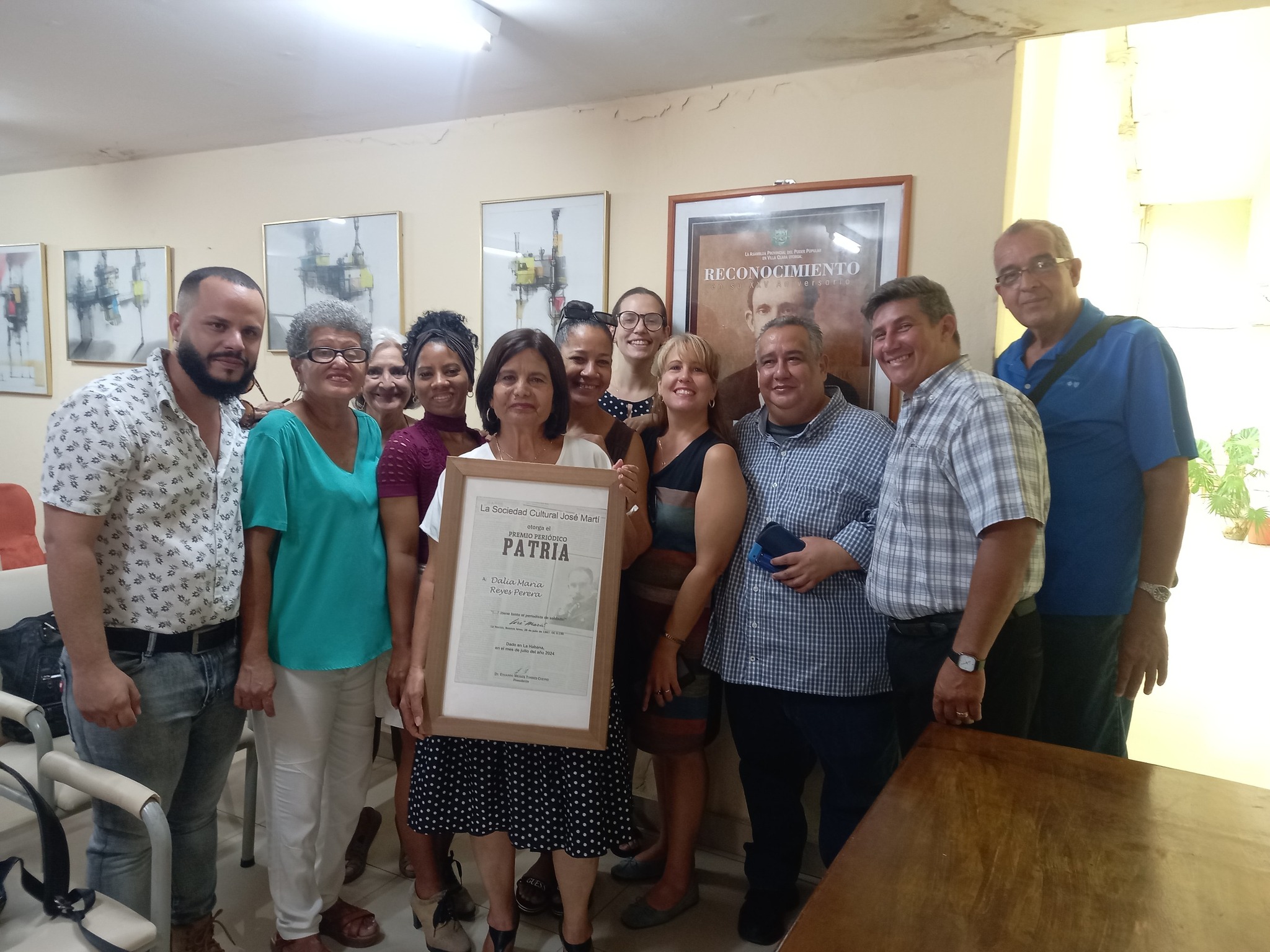 Sociedad Cultural José Martí confiere Premio Patria a periodista Dalia Reyes, de CMHW