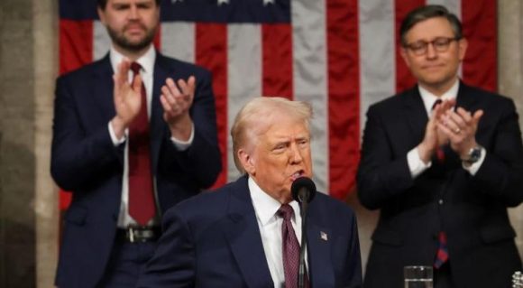 Trump se atribuye éxito en economía y migración en su discurso al Congreso de EE.UU.