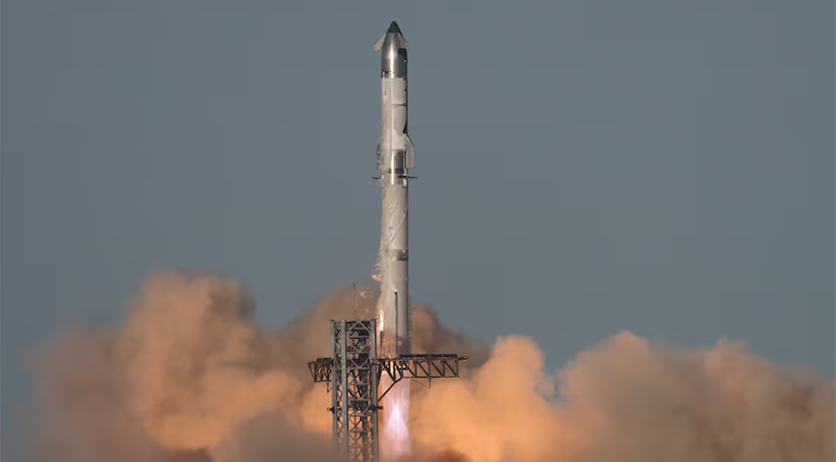 La nave espacial Starship de próxima generación de SpaceX sobre su propulsor Super Heavy durante el lanzamiento en su octava prueba en la plataforma dde SpaceX en Boca Chica, Texas, EE. UU., el 6 de marzo de 2025. Foto: Reuters.