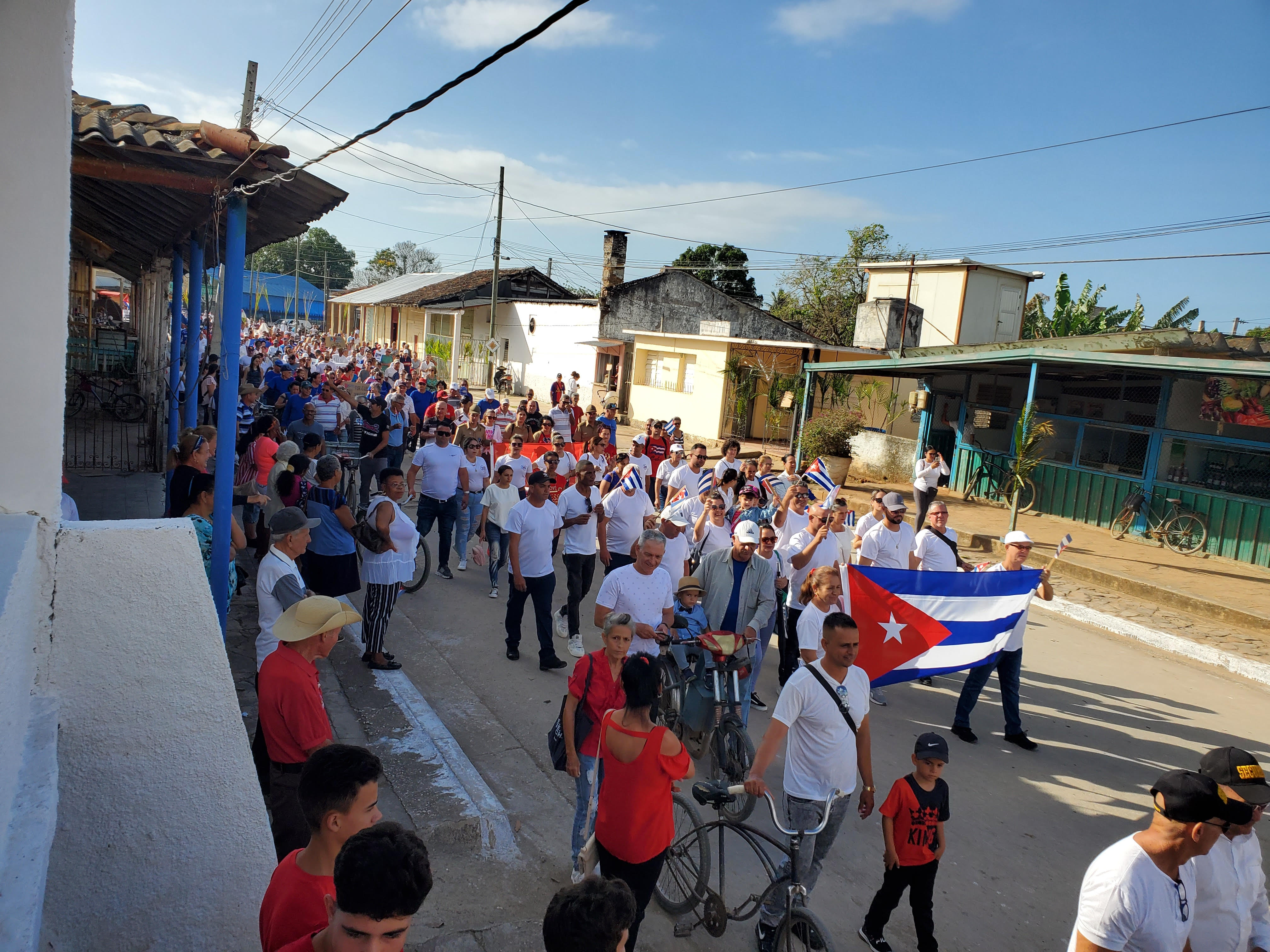 Realizan quemadense multitudinario desfile por el Primero de Mayo