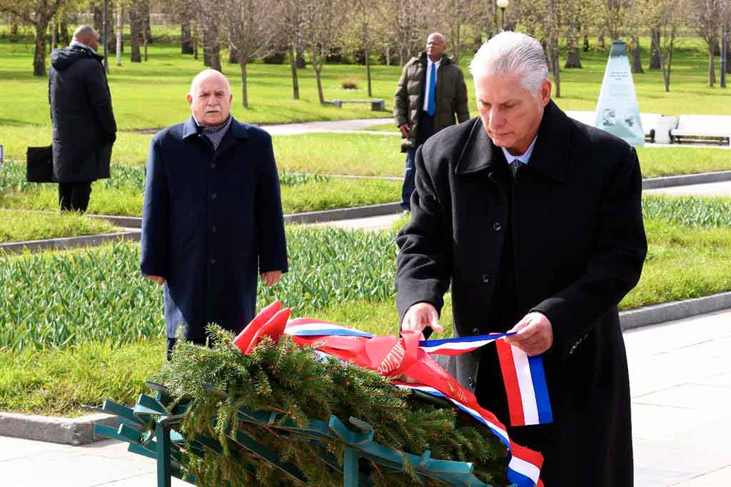 Presidente cubano rindió homenaje a defensores de Leningrado