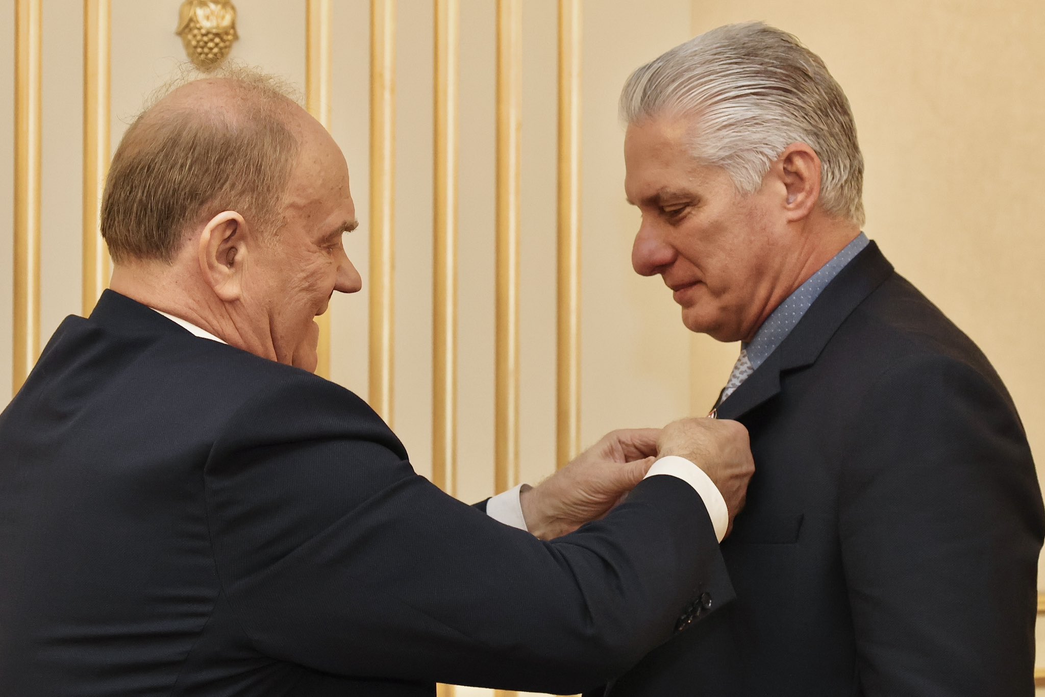 El secretario del Partido Comunista de Rusia, Guennadi Ziuganov, condecoró hoy al primer secretario del Comité Central del Partido Comunista y presidente de Cuba, Miguel Díaz-Canel, con la medalla conmemorativa 80 aniversario de la gran victoria. 