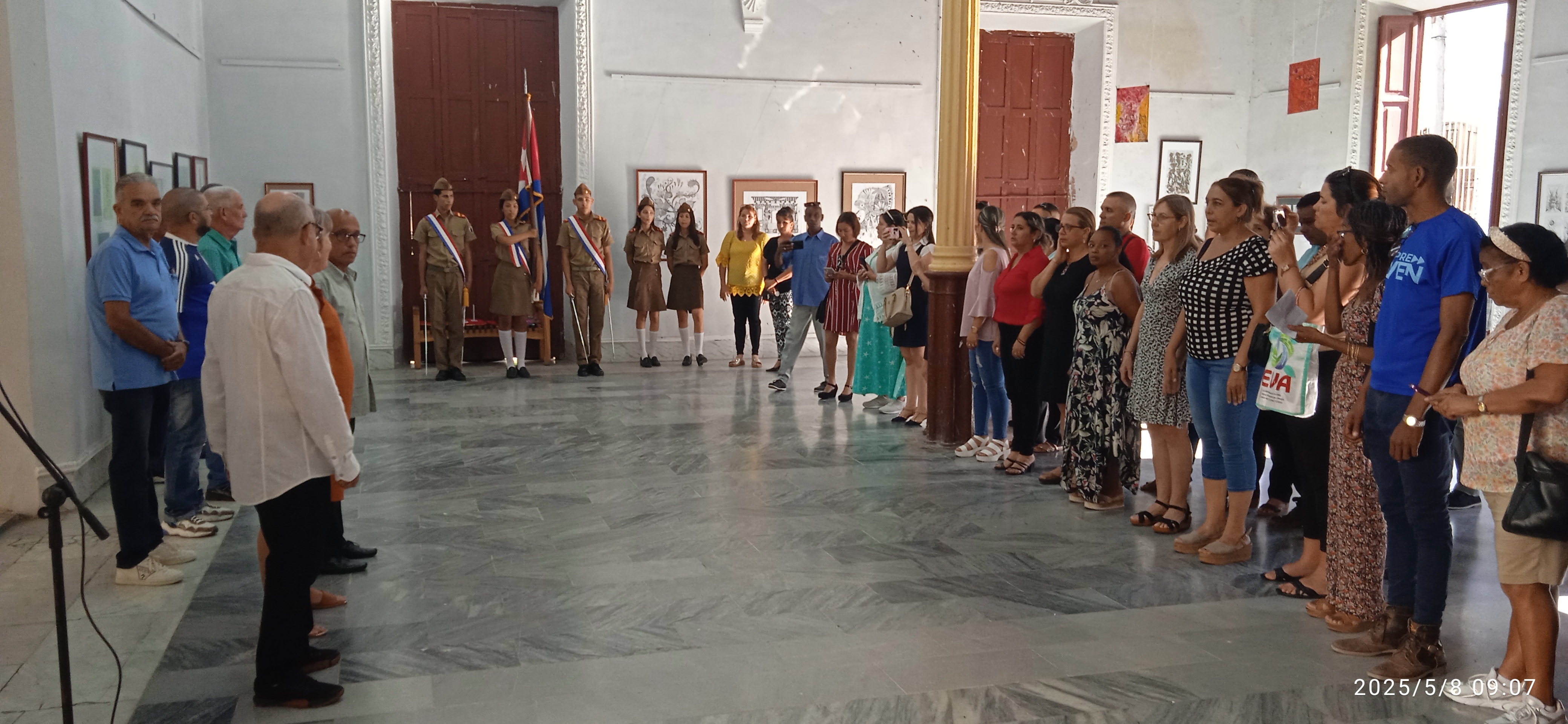 Villaclareños reciben réplica del carné de innovador de Fidel 