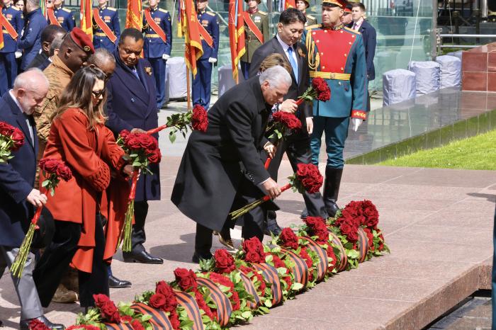 Presidente cubano asiste al desfile de la Victoria en Moscú