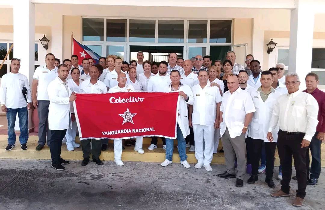 Recibe Servicios Médicos Cubanos bandera de Vanguardia Nacional
